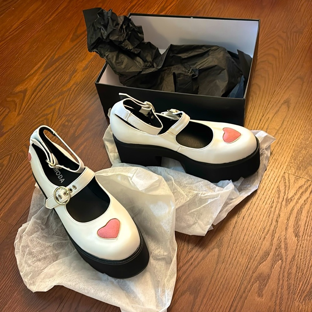 LAMODA Rosey Love Chunky Mary Jane Shoes (Size 10)